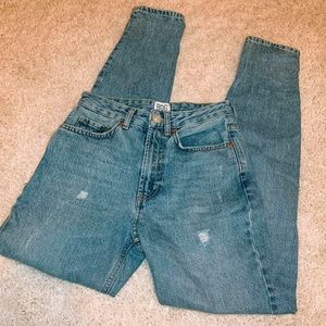 BDG UO Distressed Mom High Rise Jeans ✨